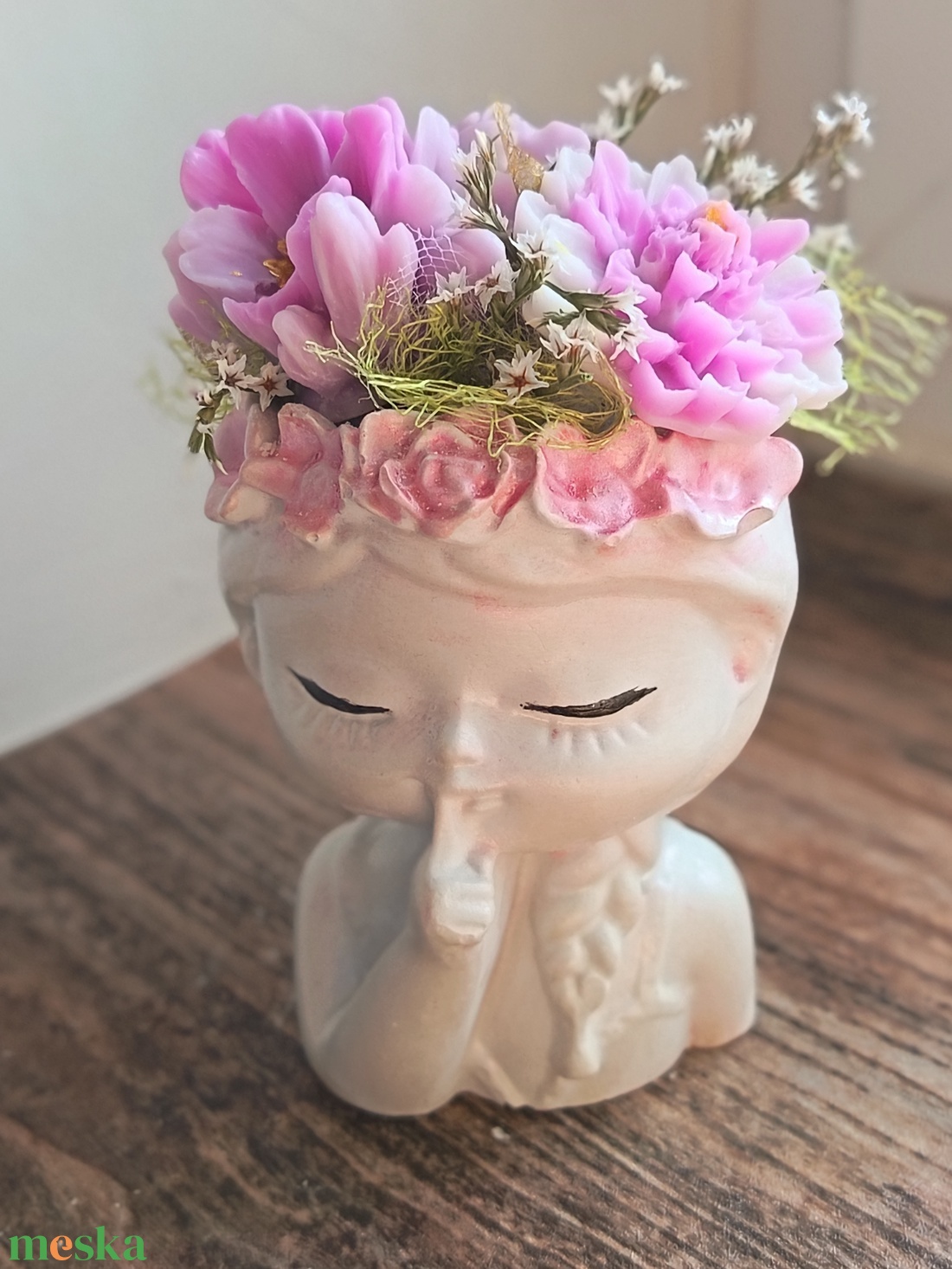 Viaszvirágok lányt ábrázoló kaspóban - otthon & életmód - dekoráció - asztal és polc dekoráció - asztaldísz - Meska.hu