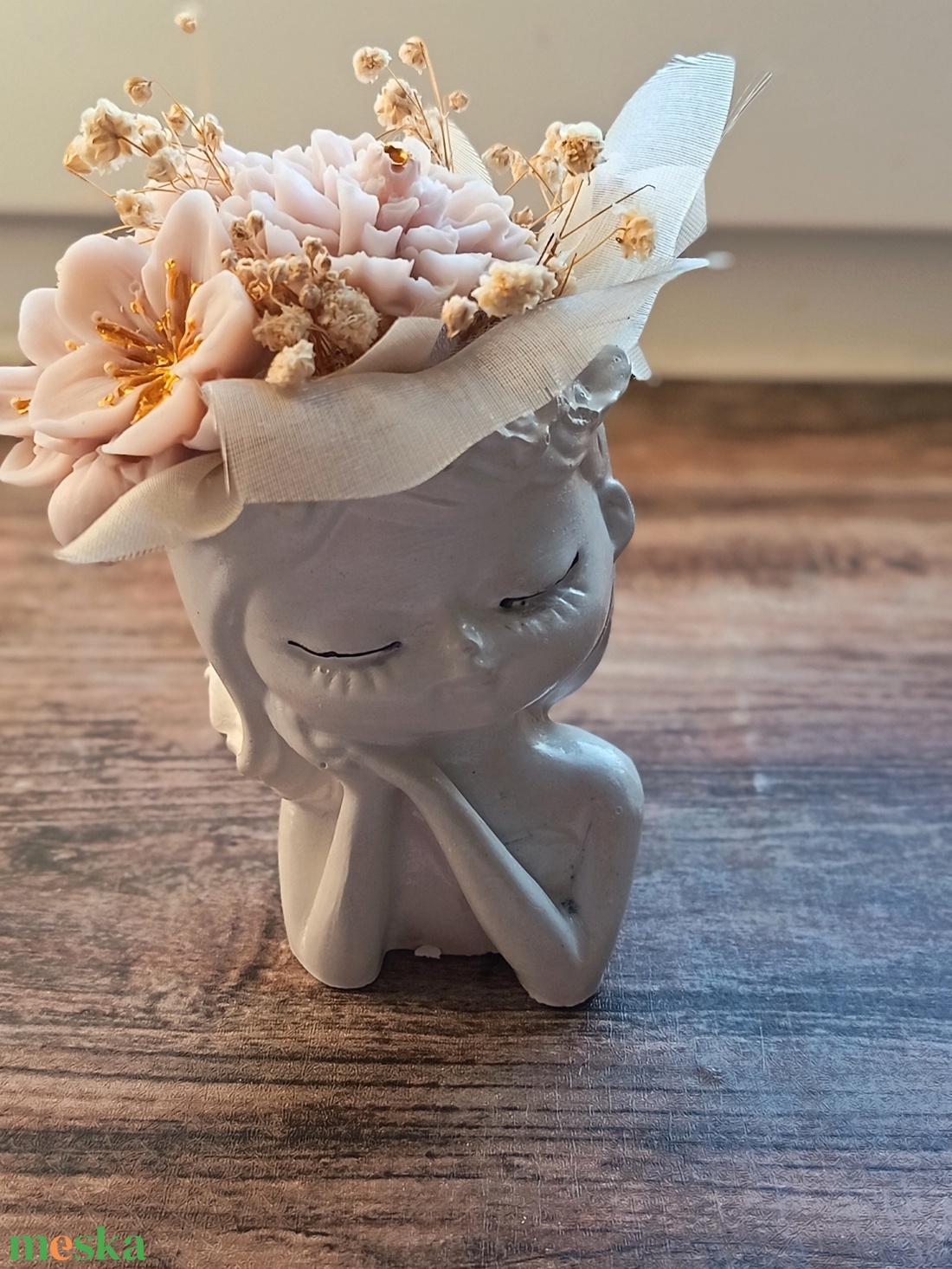 Viaszvirágok lányt ábrázoló kaspóban - otthon & életmód - dekoráció - asztal és polc dekoráció - asztaldísz - Meska.hu