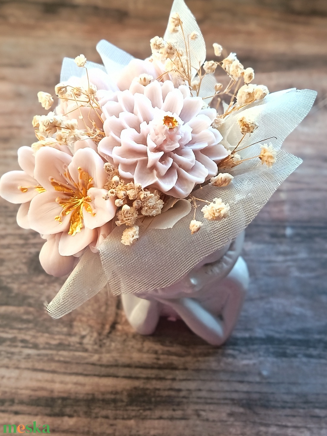 Viaszvirágok lányt ábrázoló kaspóban - otthon & életmód - dekoráció - asztal és polc dekoráció - asztaldísz - Meska.hu