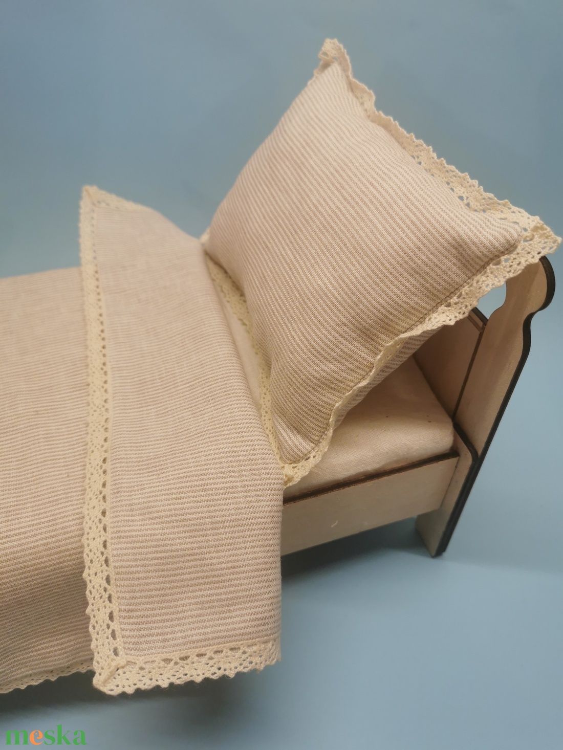 Csipkés, beige csíkos lenvászon ágynemű garnitúra babaágyba 1:6 - játék & sport - baba & babaház - játékbaba, babakellék - Meska.hu