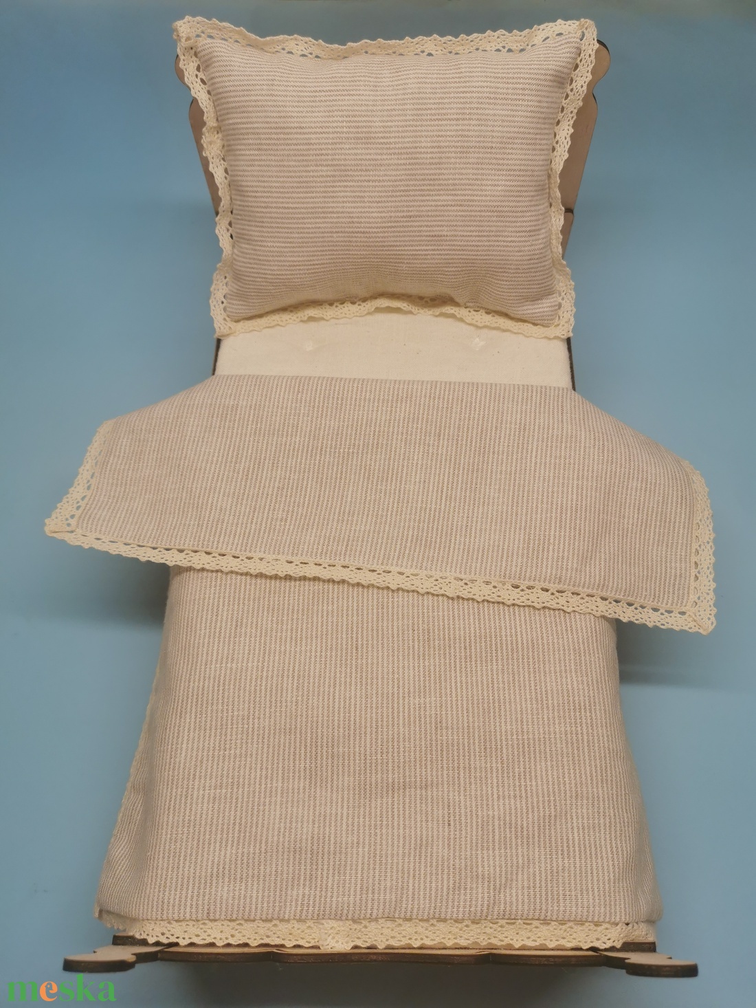 Csipkés, beige csíkos lenvászon ágynemű garnitúra babaágyba 1:6 - játék & sport - baba & babaház - játékbaba, babakellék - Meska.hu