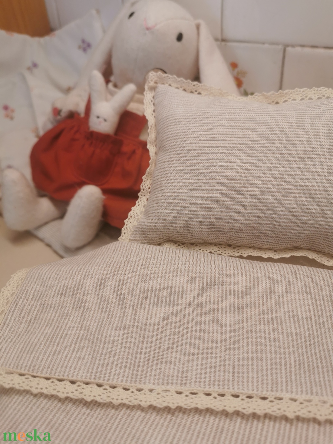 Csipkés, beige csíkos lenvászon ágynemű garnitúra babaágyba 1:6 - játék & sport - baba & babaház - játékbaba, babakellék - Meska.hu