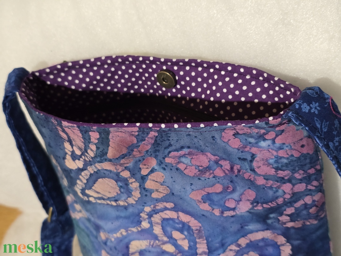 Női táska batikmintás textilből, horgolt fedőlappal és kordbársony talpacskával - táska & tok - kézitáska & válltáska - válltáska - Meska.hu