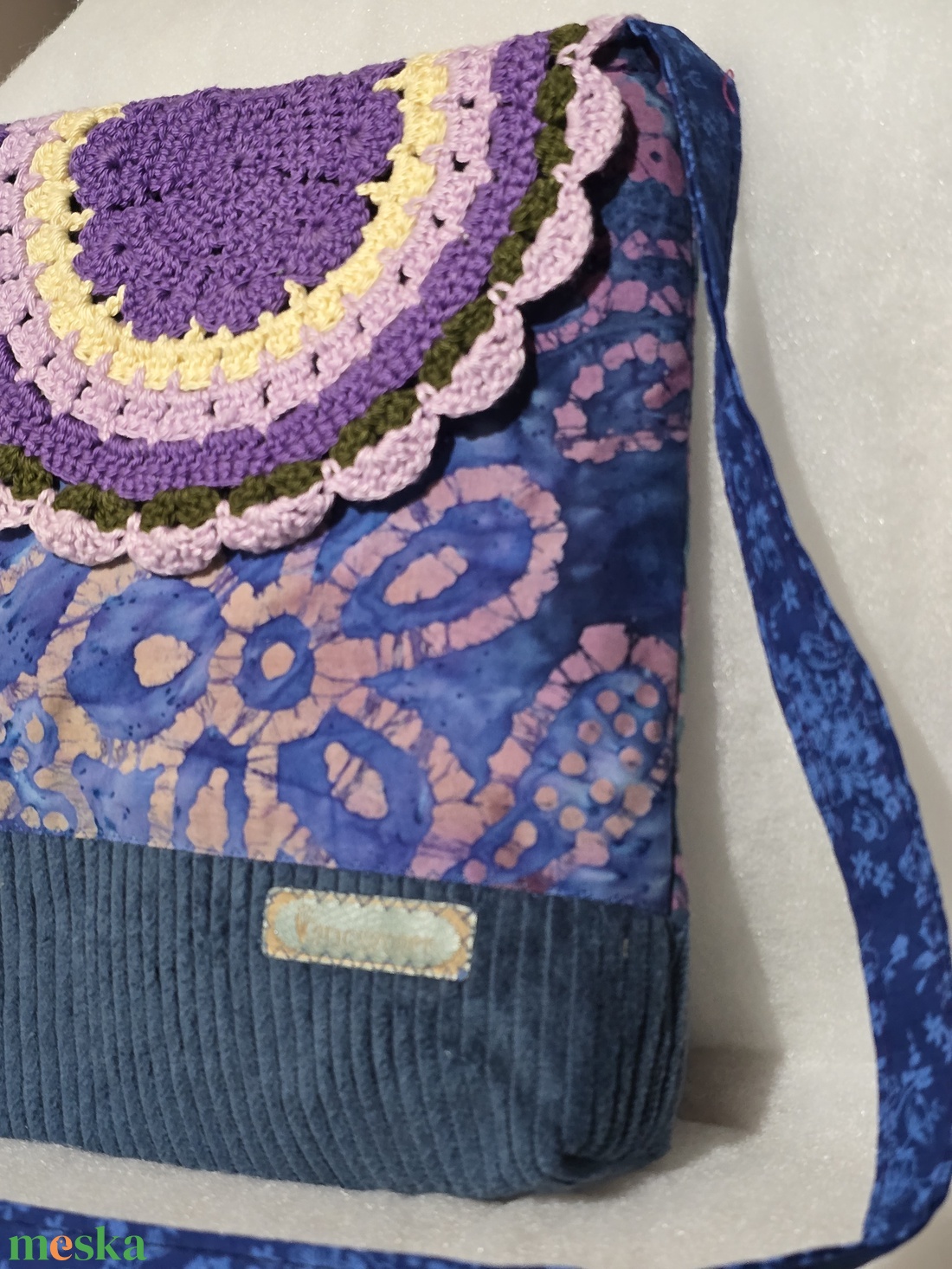 Női táska batikmintás textilből, horgolt fedőlappal és kordbársony talpacskával - táska & tok - kézitáska & válltáska - válltáska - Meska.hu