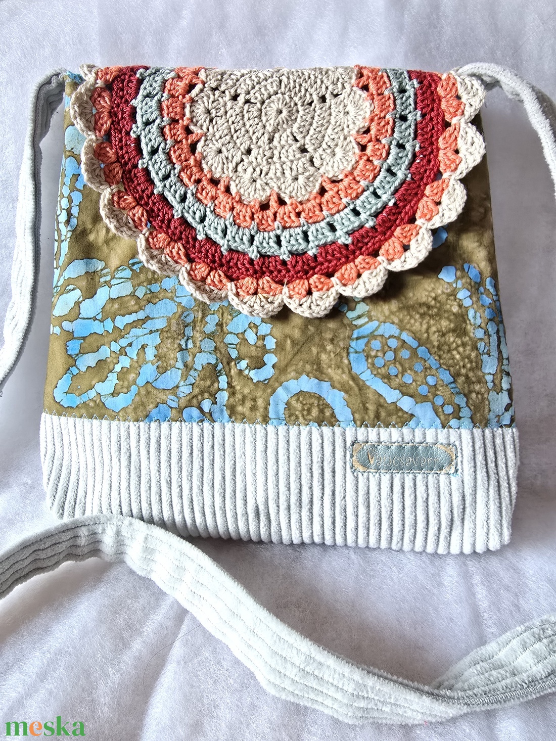 Női táska batikmintás textilből, horgolt fedőlappal és kordbársony talpacskával - táska & tok - kézitáska & válltáska - válltáska - Meska.hu