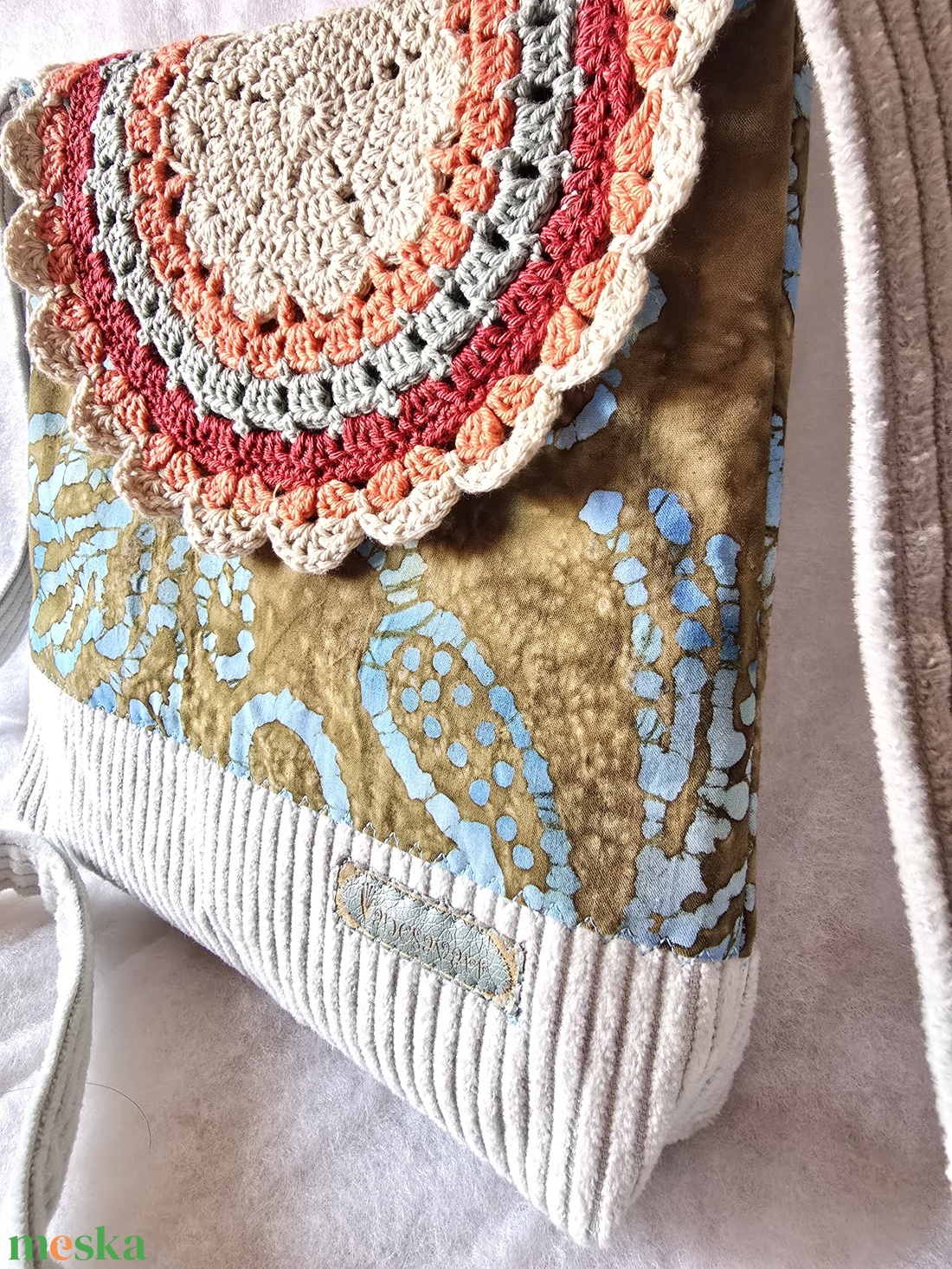 Női táska batikmintás textilből, horgolt fedőlappal és kordbársony talpacskával - táska & tok - kézitáska & válltáska - válltáska - Meska.hu