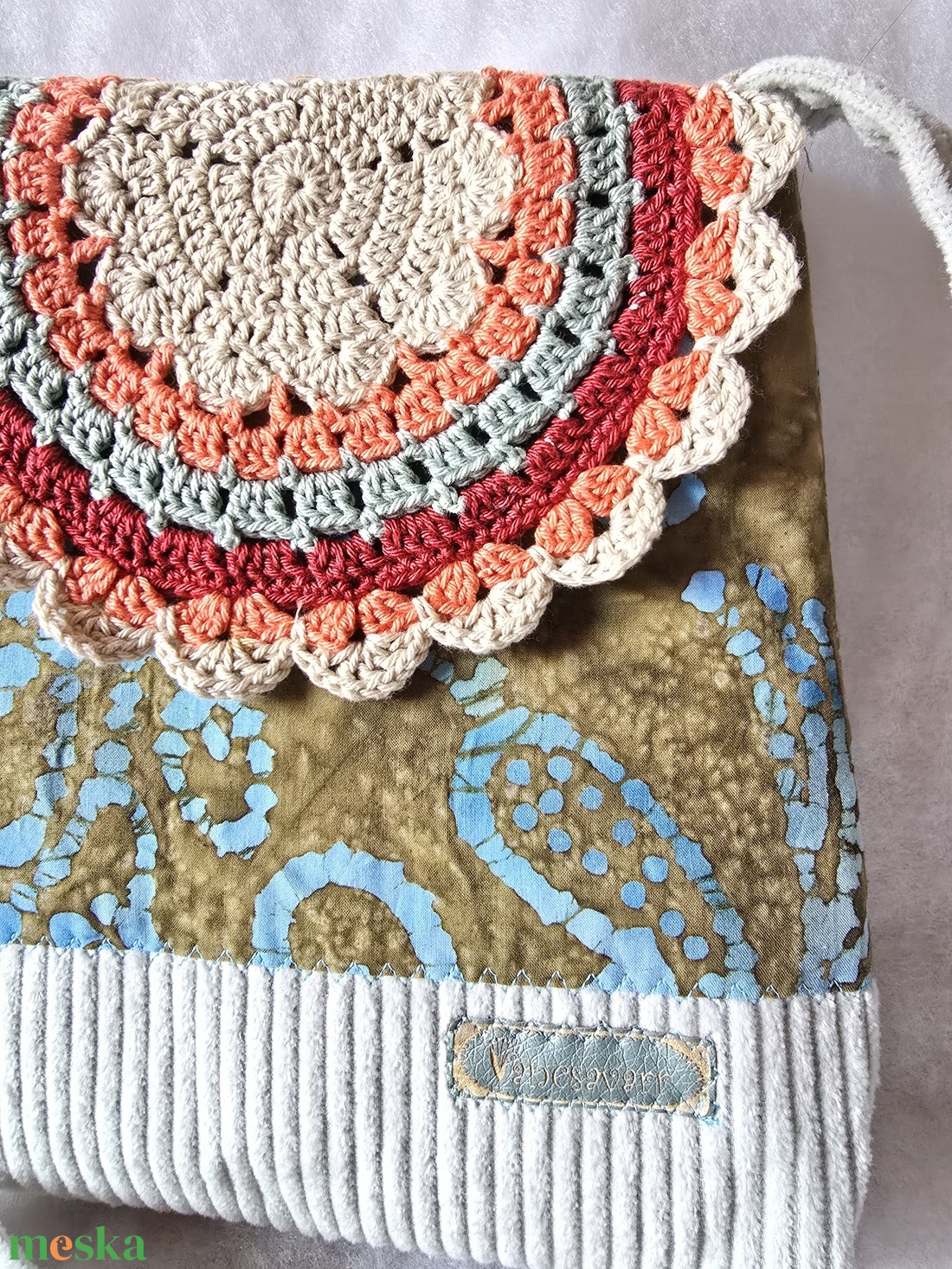 Női táska batikmintás textilből, horgolt fedőlappal és kordbársony talpacskával - táska & tok - kézitáska & válltáska - válltáska - Meska.hu