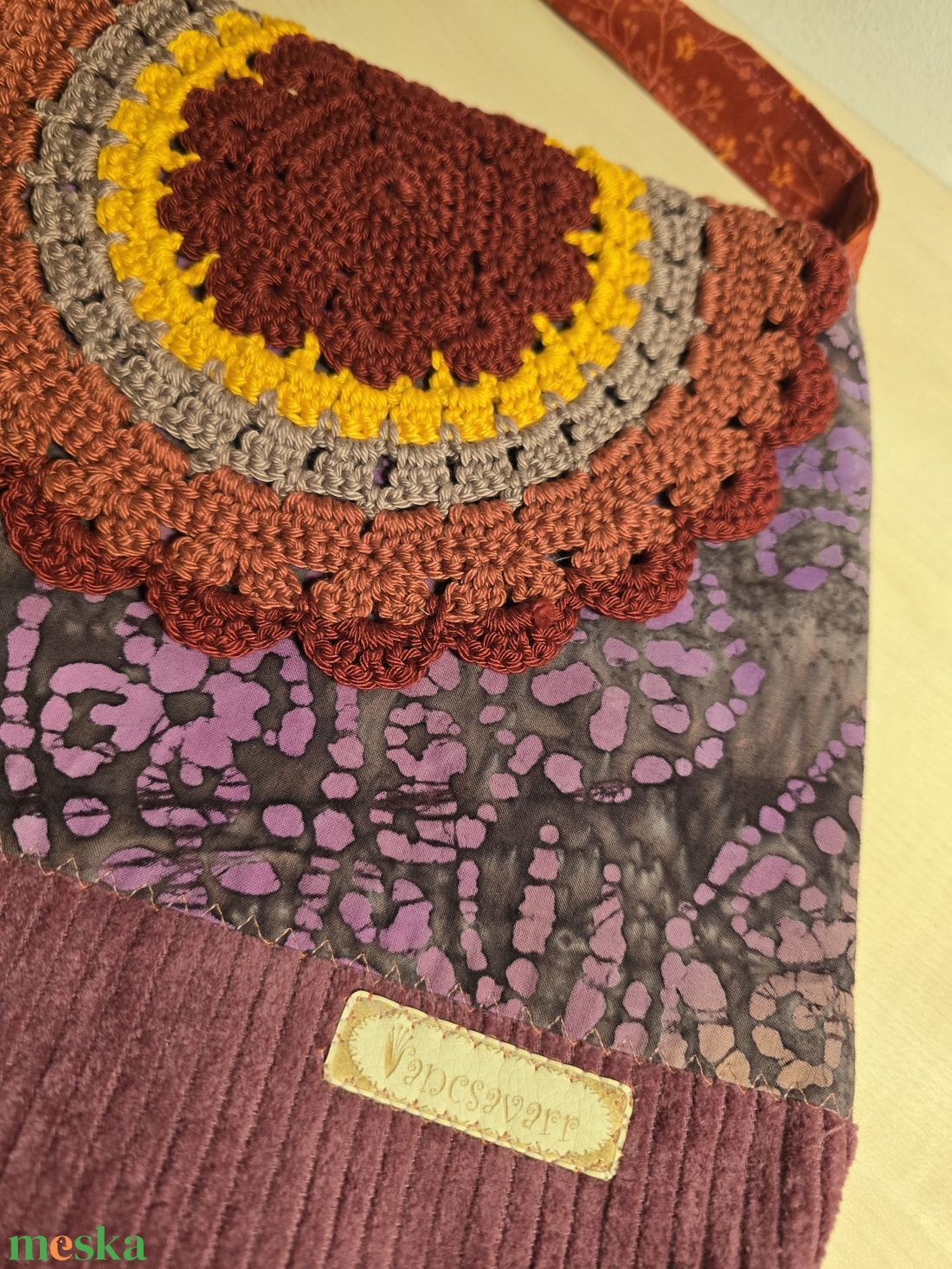 Női táska batikmintás textilből, horgolt fedőlappal és kordbársony talpacskával - táska & tok - kézitáska & válltáska - válltáska - Meska.hu