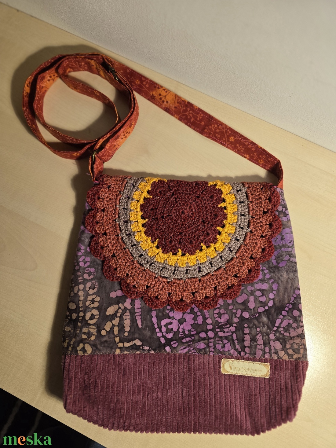 Női táska batikmintás textilből, horgolt fedőlappal és kordbársony talpacskával - táska & tok - kézitáska & válltáska - válltáska - Meska.hu