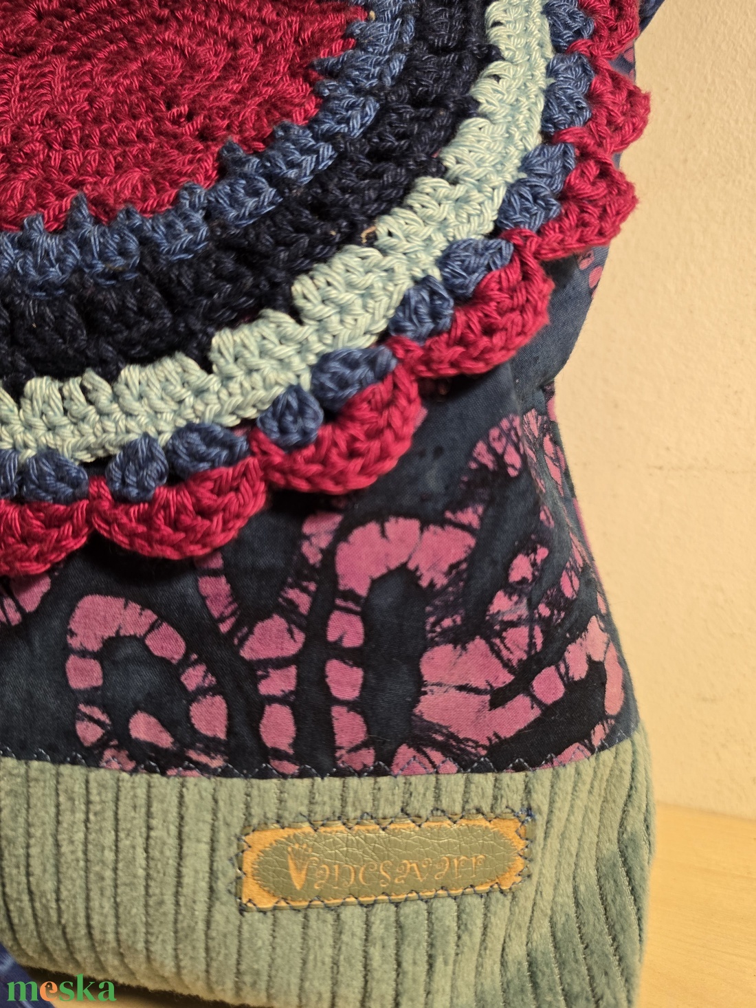 Női táska batikmintás textilből, horgolt fedőlappal és kordbársony talpacskával - táska & tok - kézitáska & válltáska - válltáska - Meska.hu