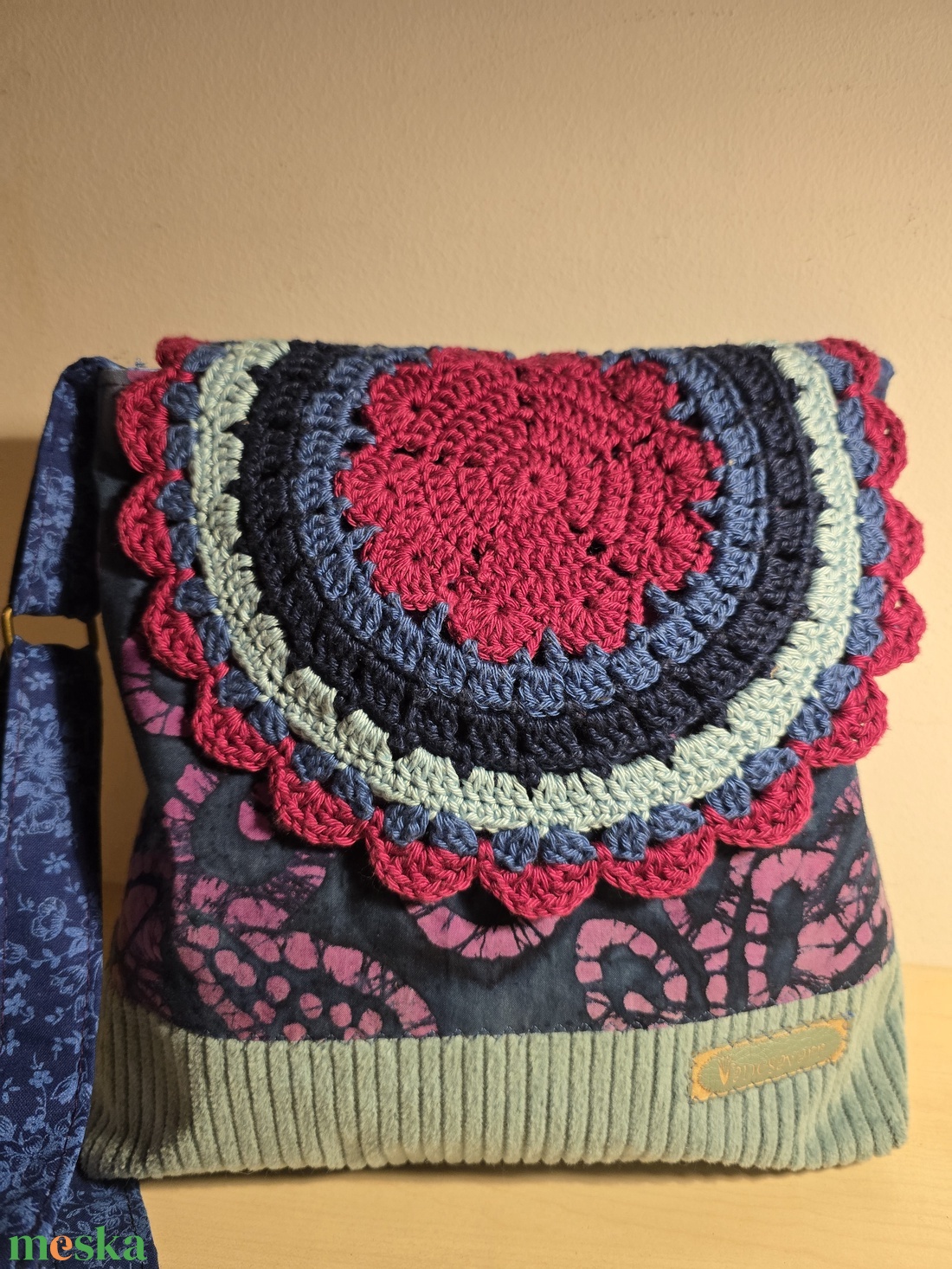 Női táska batikmintás textilből, horgolt fedőlappal és kordbársony talpacskával - táska & tok - kézitáska & válltáska - válltáska - Meska.hu