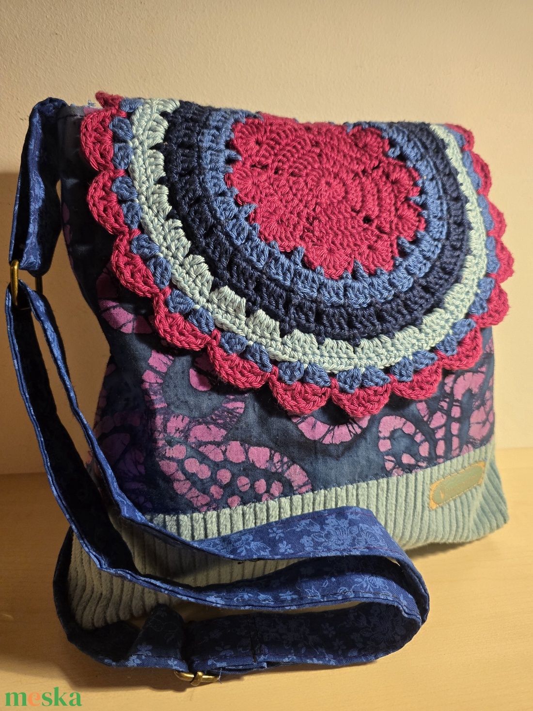 Női táska batikmintás textilből, horgolt fedőlappal és kordbársony talpacskával - táska & tok - kézitáska & válltáska - válltáska - Meska.hu