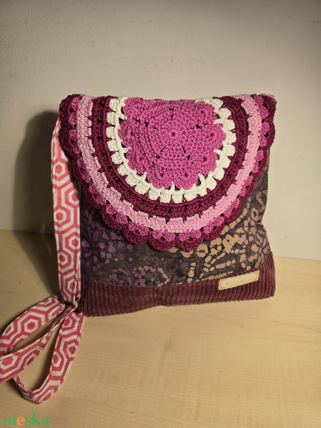 Női táska batikmintás textilből, horgolt fedőlappal és kordbársony talpacskával - táska & tok - kézitáska & válltáska - válltáska - Meska.hu