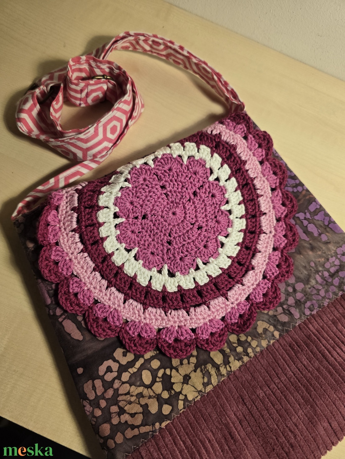 Női táska batikmintás textilből, horgolt fedőlappal és kordbársony talpacskával - táska & tok - kézitáska & válltáska - válltáska - Meska.hu