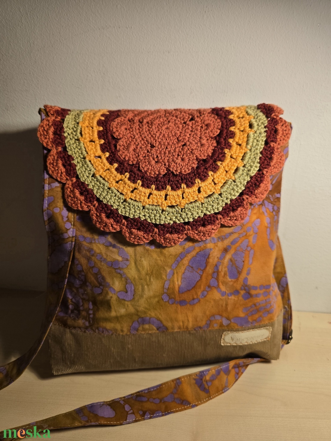 Női táska batikmintás textilből, horgolt fedőlappal és kordbársony talpacskával - táska & tok - kézitáska & válltáska - válltáska - Meska.hu