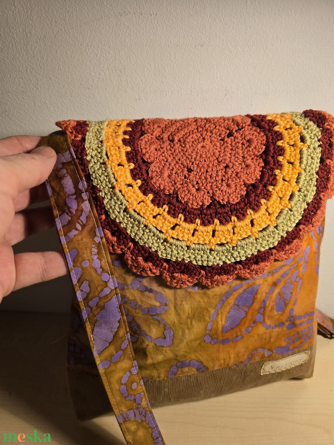 Női táska batikmintás textilből, horgolt fedőlappal és kordbársony talpacskával - táska & tok - kézitáska & válltáska - válltáska - Meska.hu