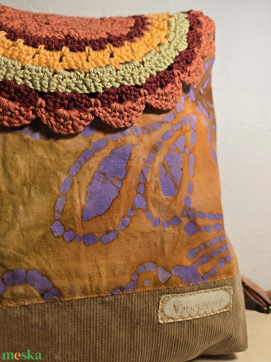 Női táska batikmintás textilből, horgolt fedőlappal és kordbársony talpacskával - táska & tok - kézitáska & válltáska - válltáska - Meska.hu