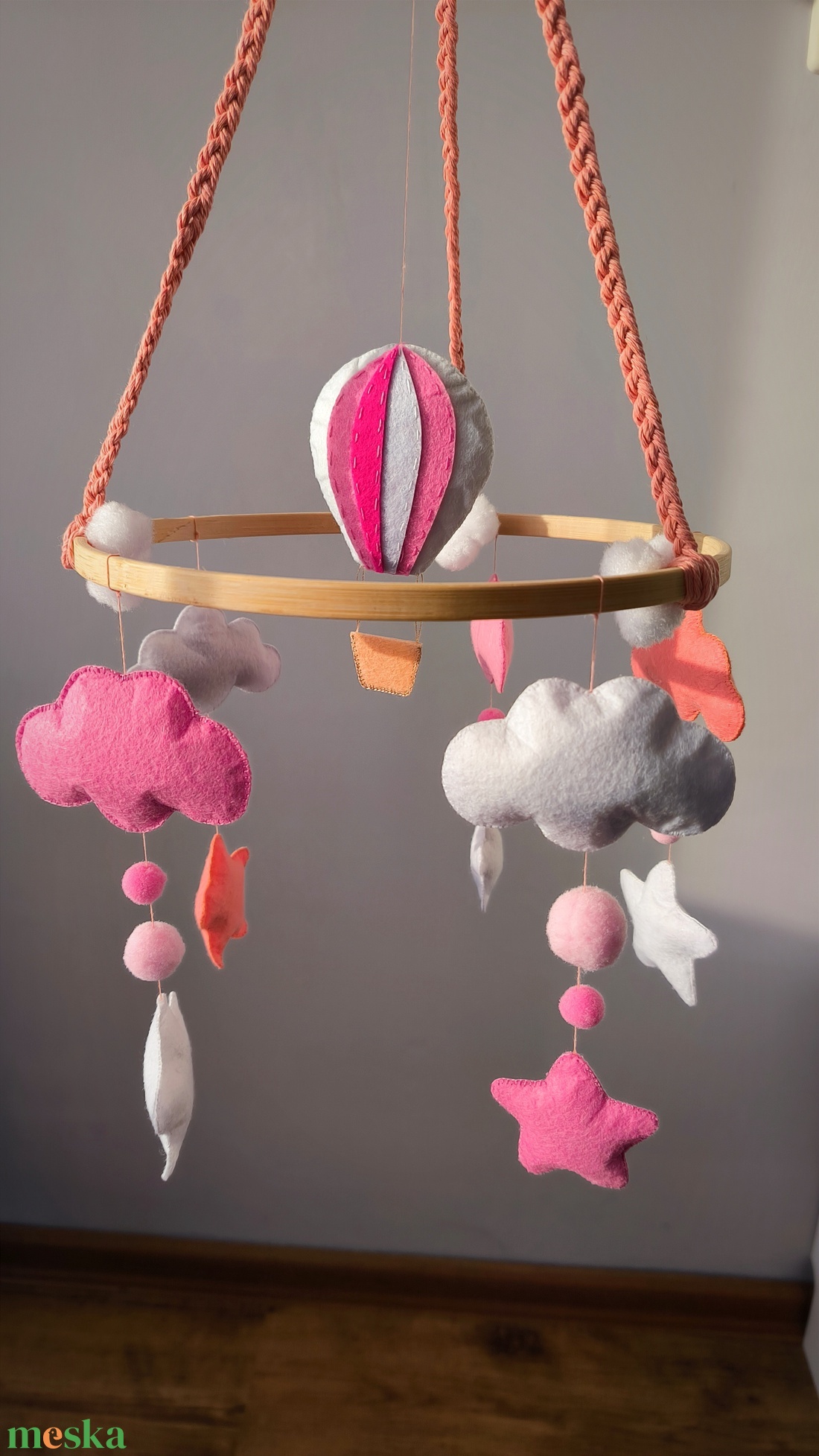Kislányos kiságyforgó, babaágyforgó felhőkkel, csillagokkal és hőlégballonnal - otthon & lakás - babaszoba, gyerekszoba - babaszoba dekoráció - Meska.hu