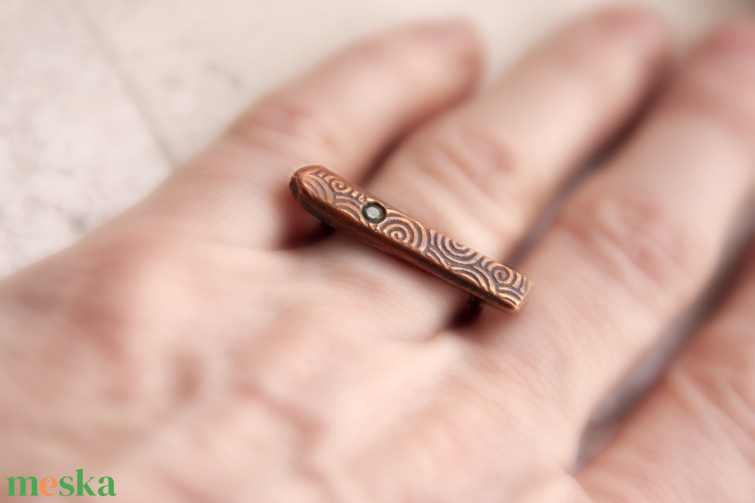 Zöld lámpás - vörösréz gyűrű - ékszer - gyűrű - statement gyűrű - Meska.hu