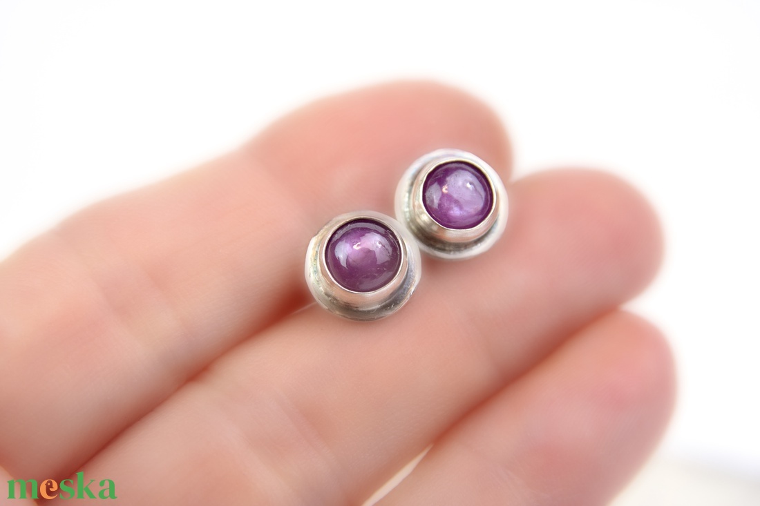 Parázs - ezüst pötty fülbevaló rubinnal - ékszer - fülbevaló - pötty fülbevaló - Meska.hu