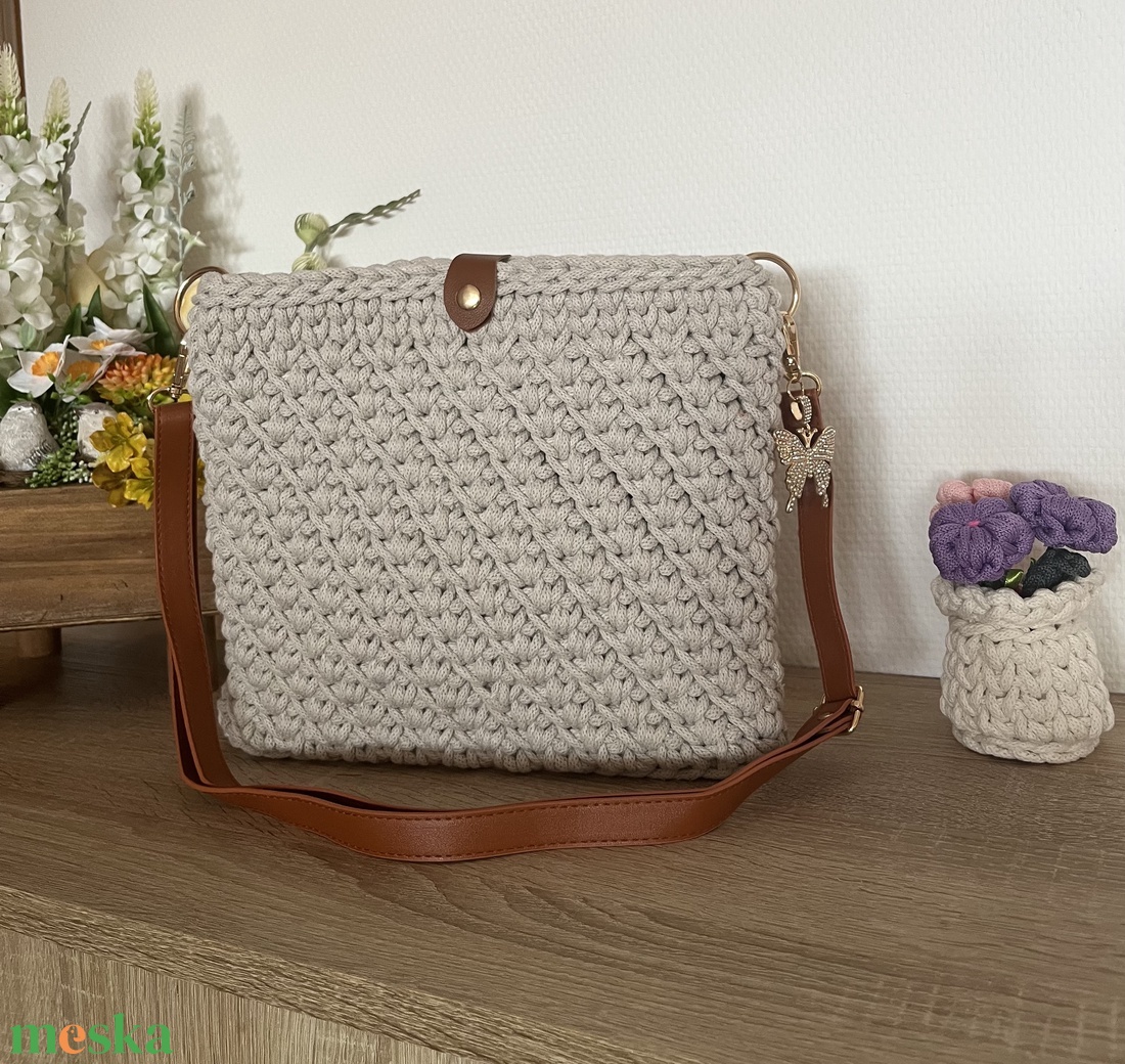 Horgolt oldaltáska - táska & tok - kézitáska & válltáska - vállon átvethető táska - Meska.hu