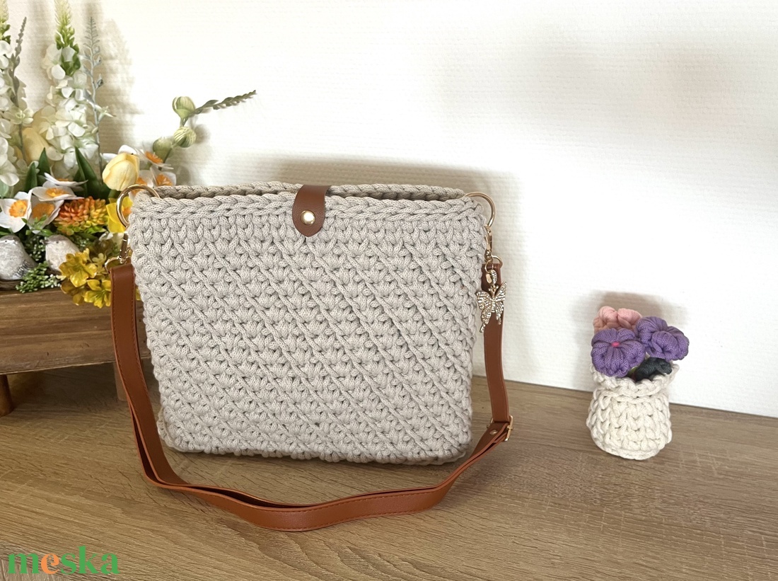 Horgolt oldaltáska - táska & tok - kézitáska & válltáska - vállon átvethető táska - Meska.hu