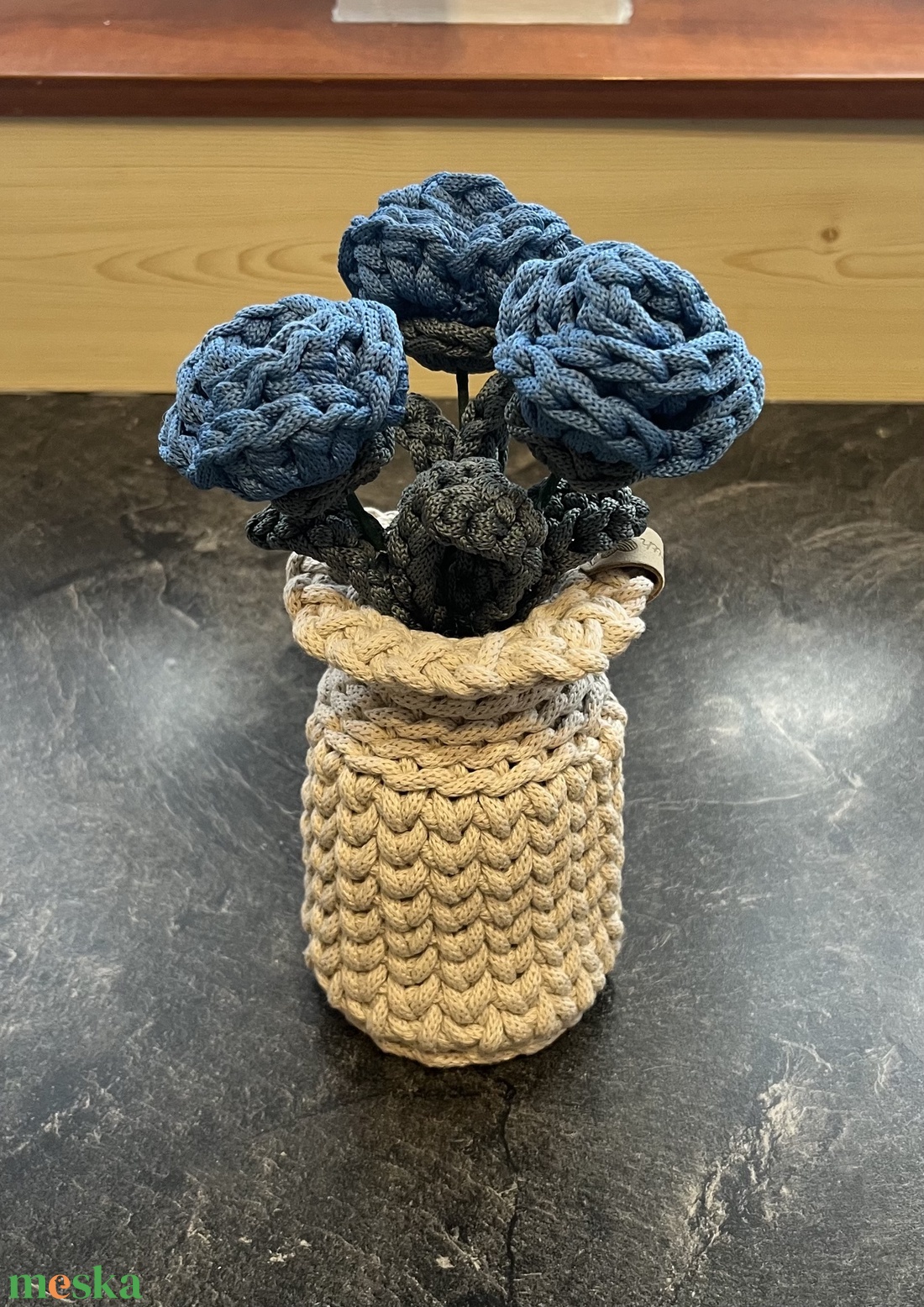 Horgolt rózsák vázával. - otthon & életmód - virágdekoráció - virágdíszek - asztali virágdísz - Meska.hu