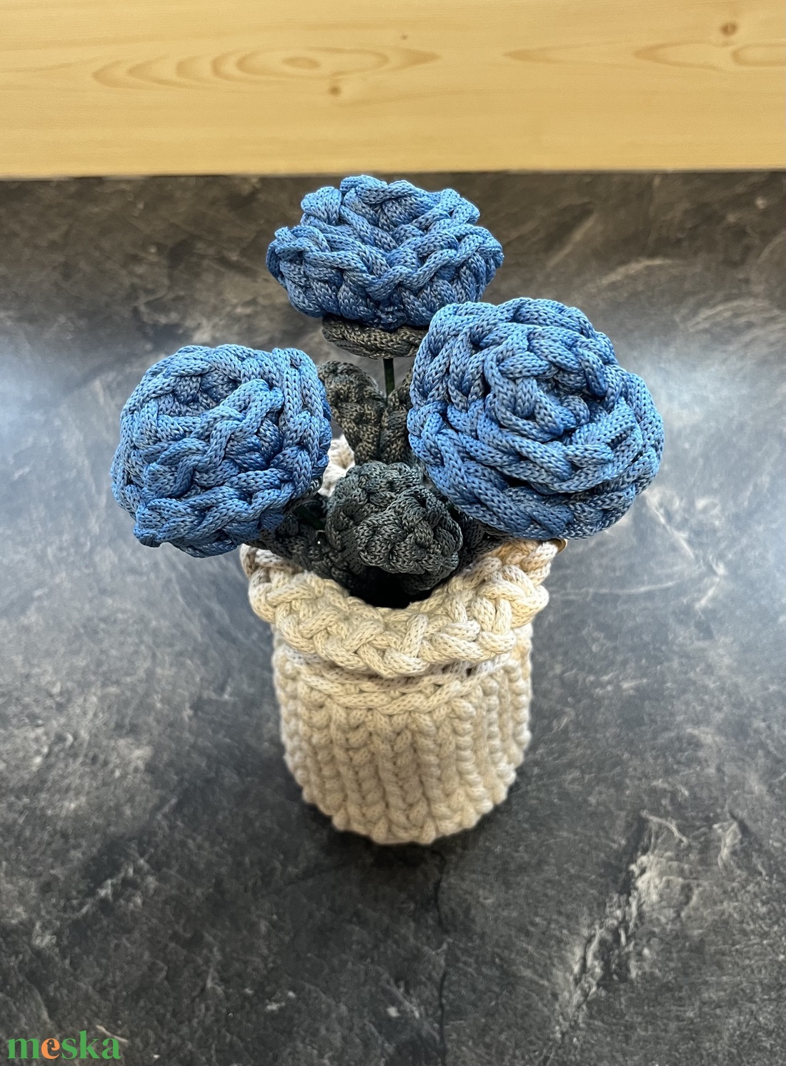 Horgolt rózsák vázával. - otthon & életmód - virágdekoráció - virágdíszek - asztali virágdísz - Meska.hu