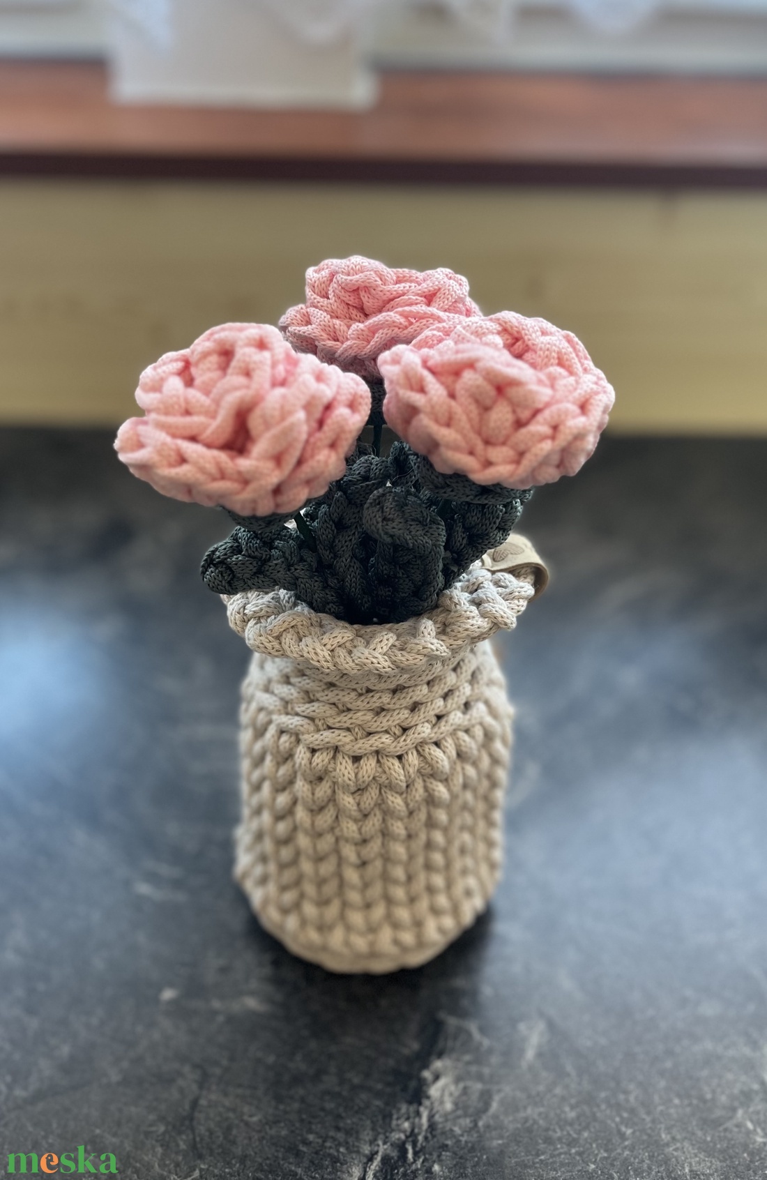 Horgolt rózsák vázával. - otthon & életmód - virágdekoráció - virágdíszek - asztali virágdísz - Meska.hu