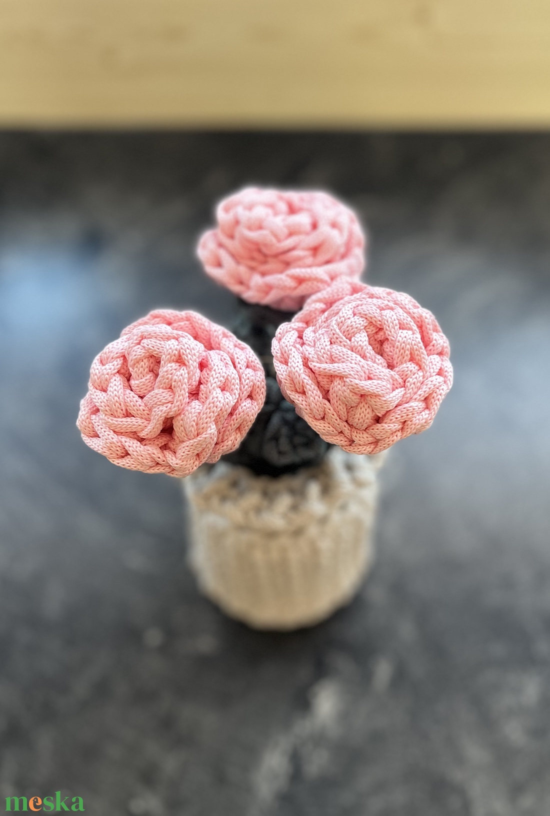 Horgolt rózsák vázával. - otthon & életmód - virágdekoráció - virágdíszek - asztali virágdísz - Meska.hu