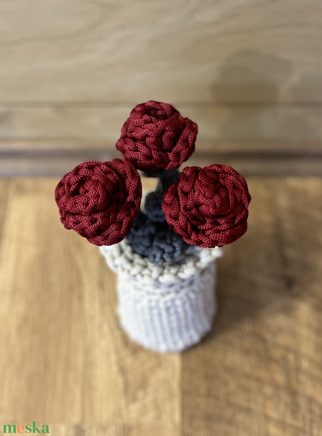 Horgolt rózsák vázával. - otthon & életmód - virágdekoráció - virágdíszek - asztali virágdísz - Meska.hu