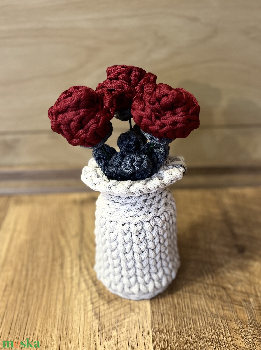Horgolt rózsák vázával. - otthon & életmód - virágdekoráció - virágdíszek - asztali virágdísz - Meska.hu