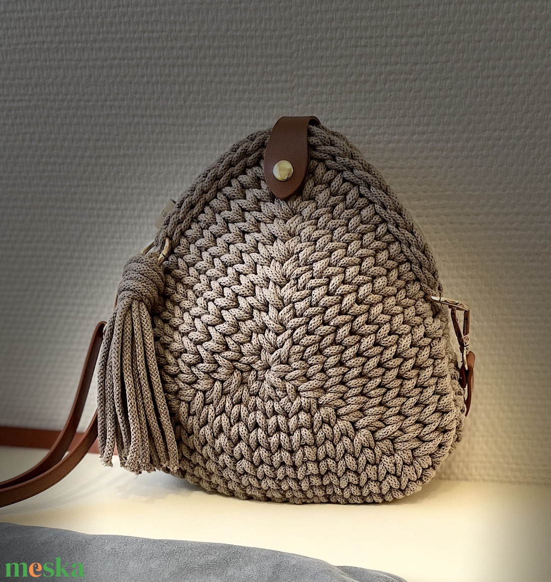 Horgolt háromszög táska  - táska & tok - kézitáska & válltáska - vállon átvethető táska - Meska.hu