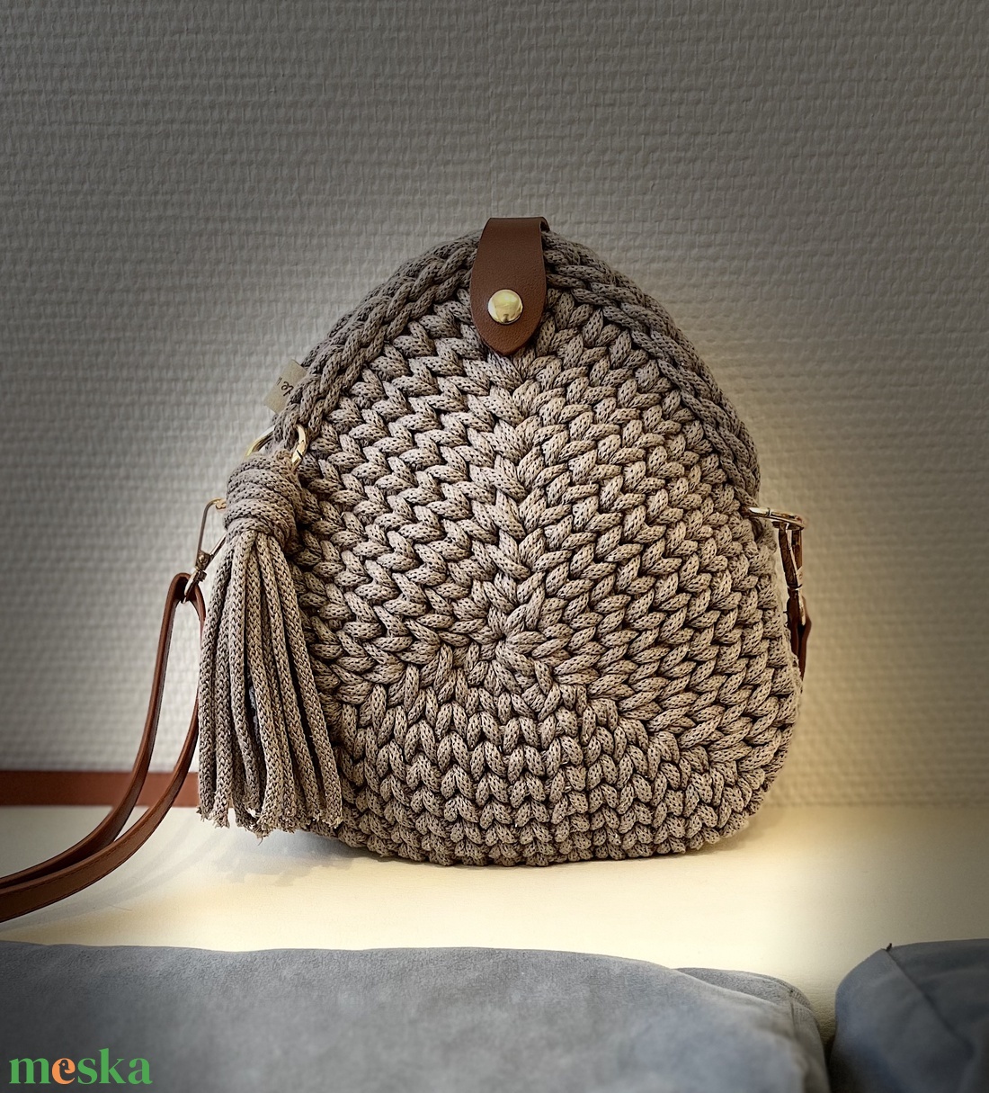 Horgolt háromszög táska  - táska & tok - kézitáska & válltáska - vállon átvethető táska - Meska.hu