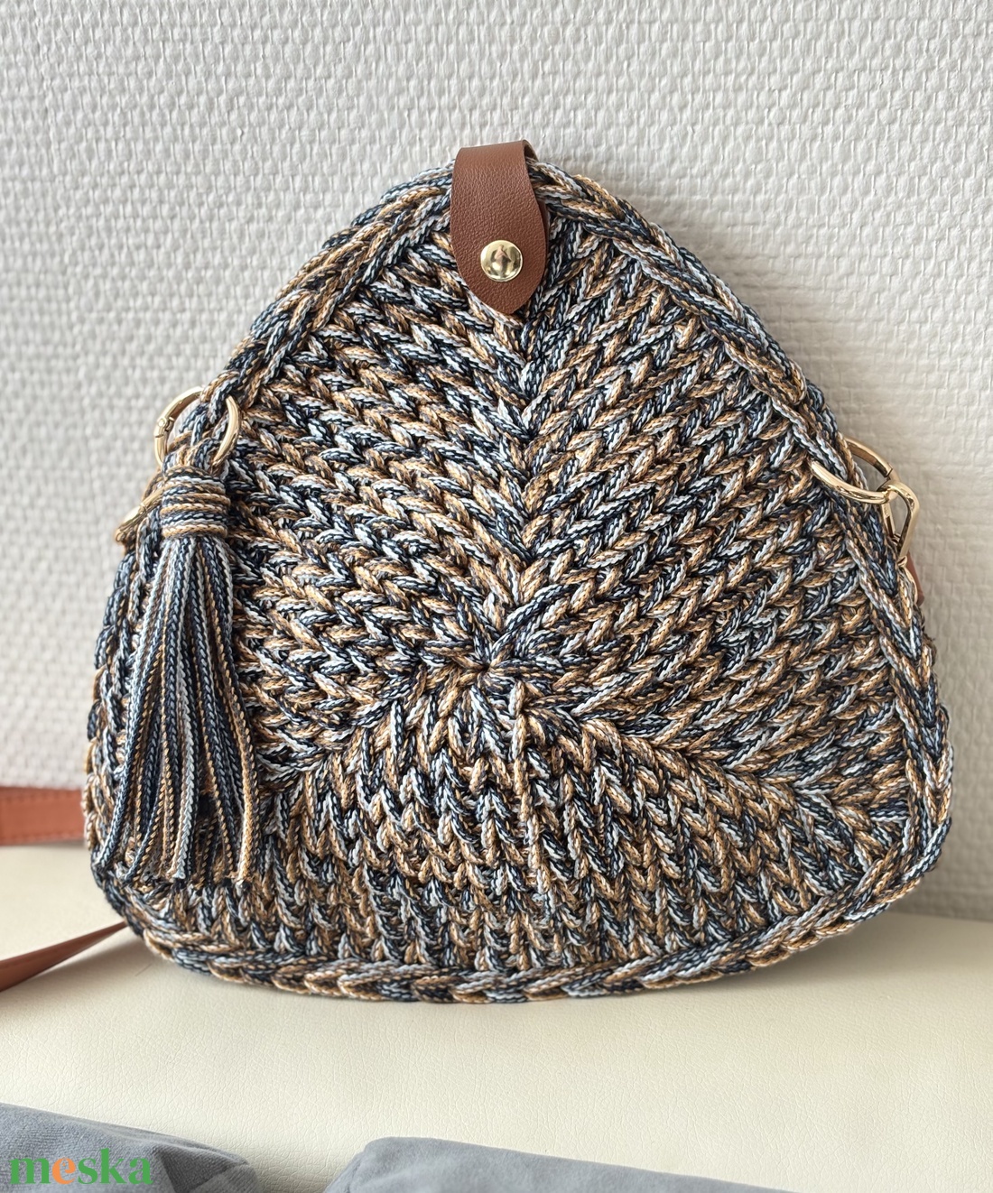 Horgolt háromszög táska  - táska & tok - kézitáska & válltáska - vállon átvethető táska - Meska.hu