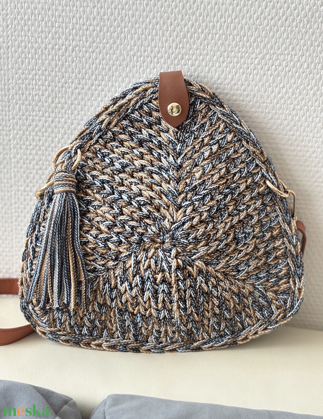 Horgolt háromszög táska  - táska & tok - kézitáska & válltáska - vállon átvethető táska - Meska.hu