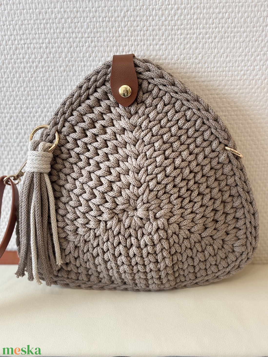 Horgolt háromszög táska  - táska & tok - kézitáska & válltáska - vállon átvethető táska - Meska.hu