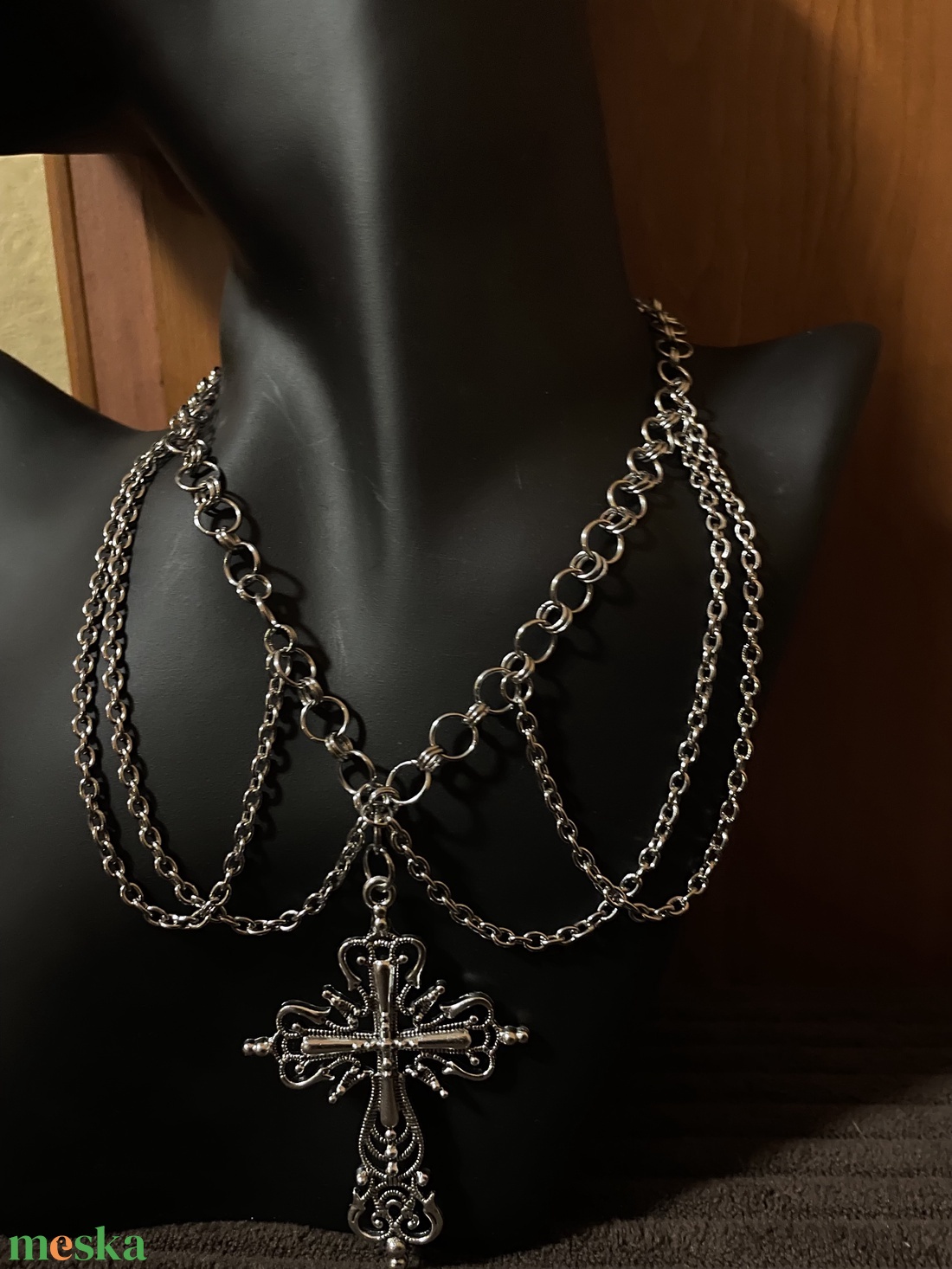 Kereszt nyaklánc láncokkal díszítve � Rozsdamentes acél, állítható - ékszer - ékszerszett - Meska.hu
