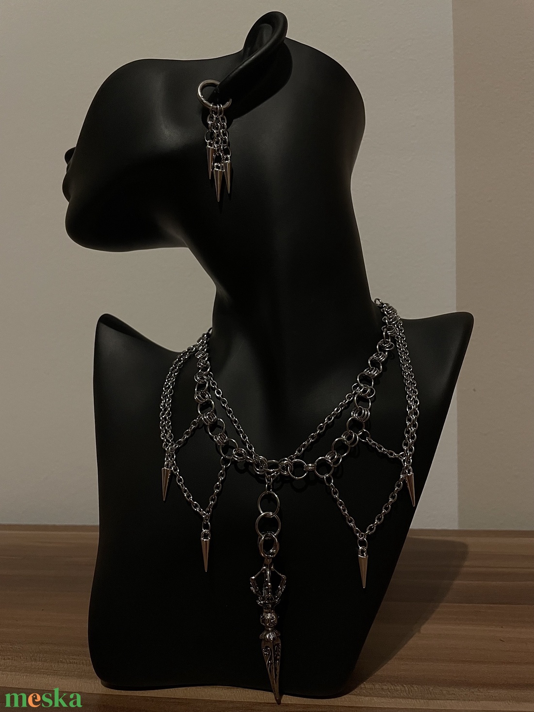 Saját készítésű nyaklánc és fülbevaló szett � Rozsdamentes acél, szegecses díszítéssel - ékszer - ékszerszett - Meska.hu
