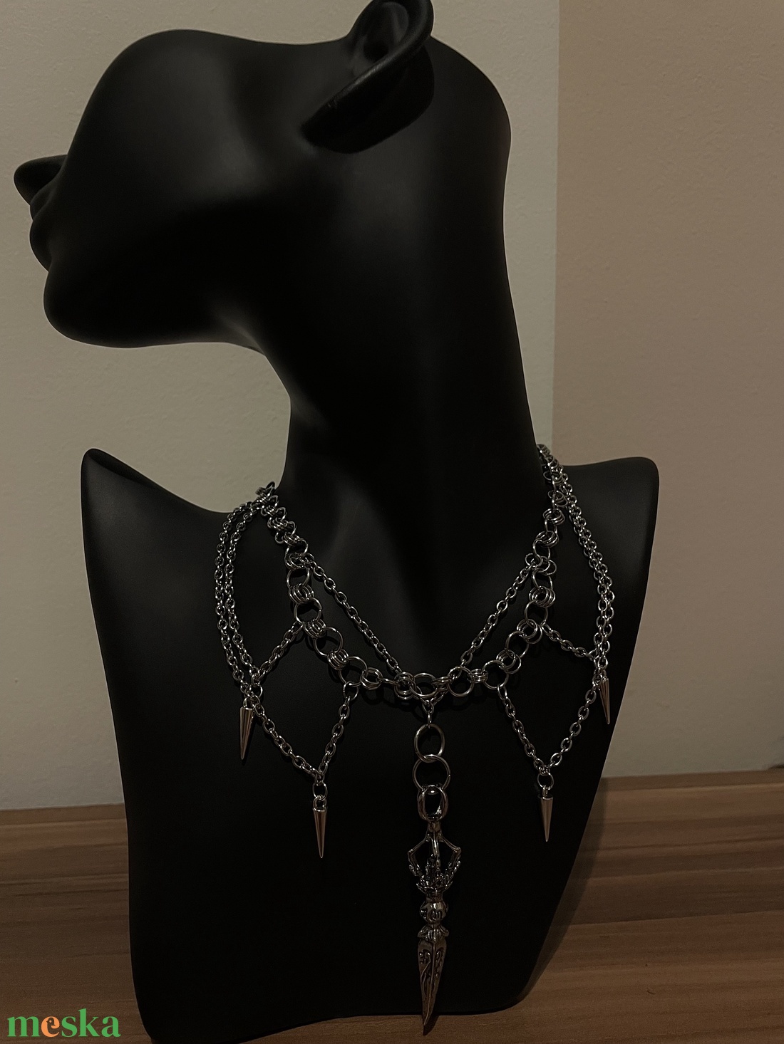 Saját készítésű nyaklánc és fülbevaló szett � Rozsdamentes acél, szegecses díszítéssel - ékszer - ékszerszett - Meska.hu