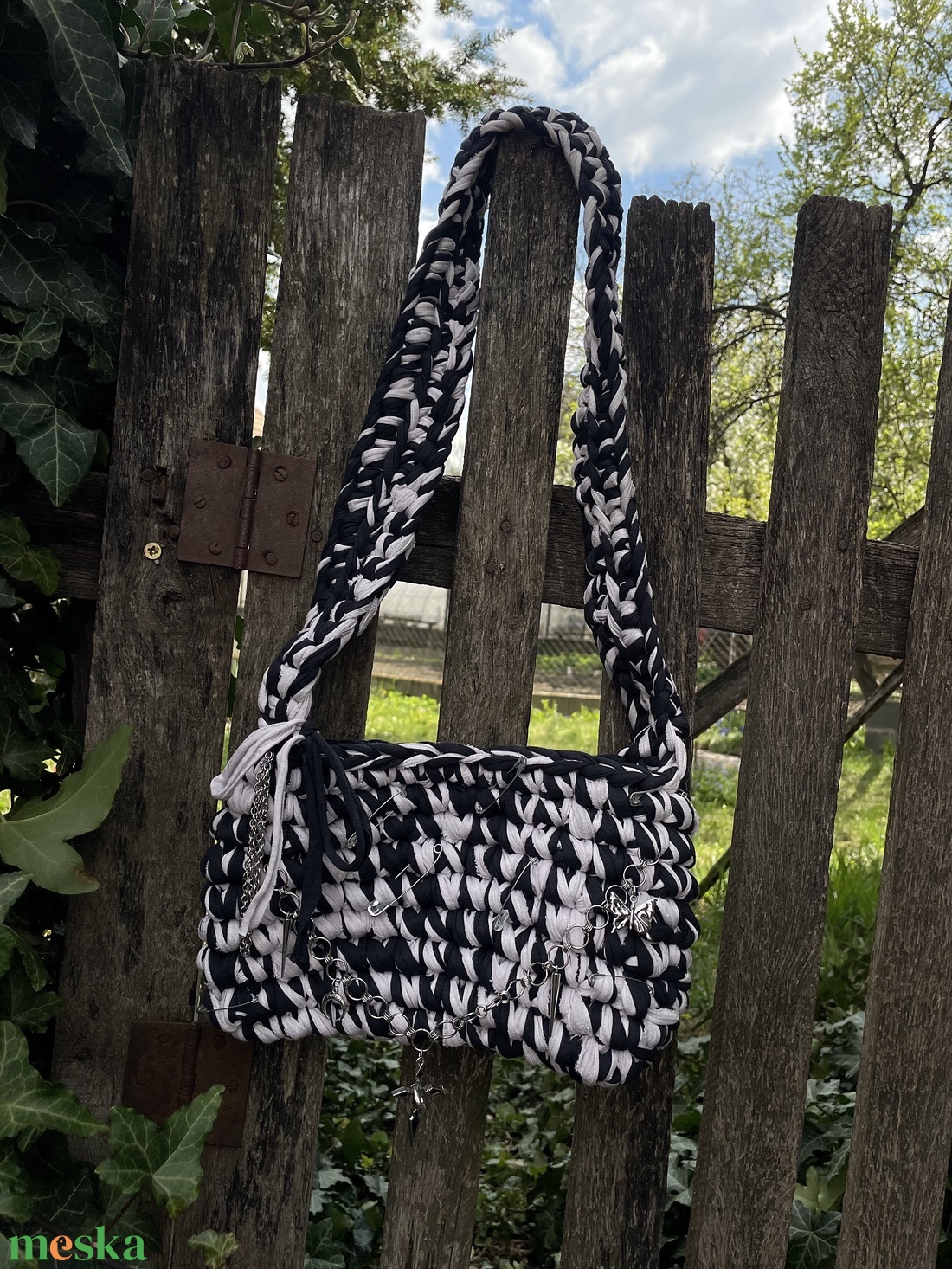 Saját készítésű, egyedi válltáska fekete-fehér pólófonálból.  - táska & tok - kézitáska & válltáska - alkalmi táska - Meska.hu