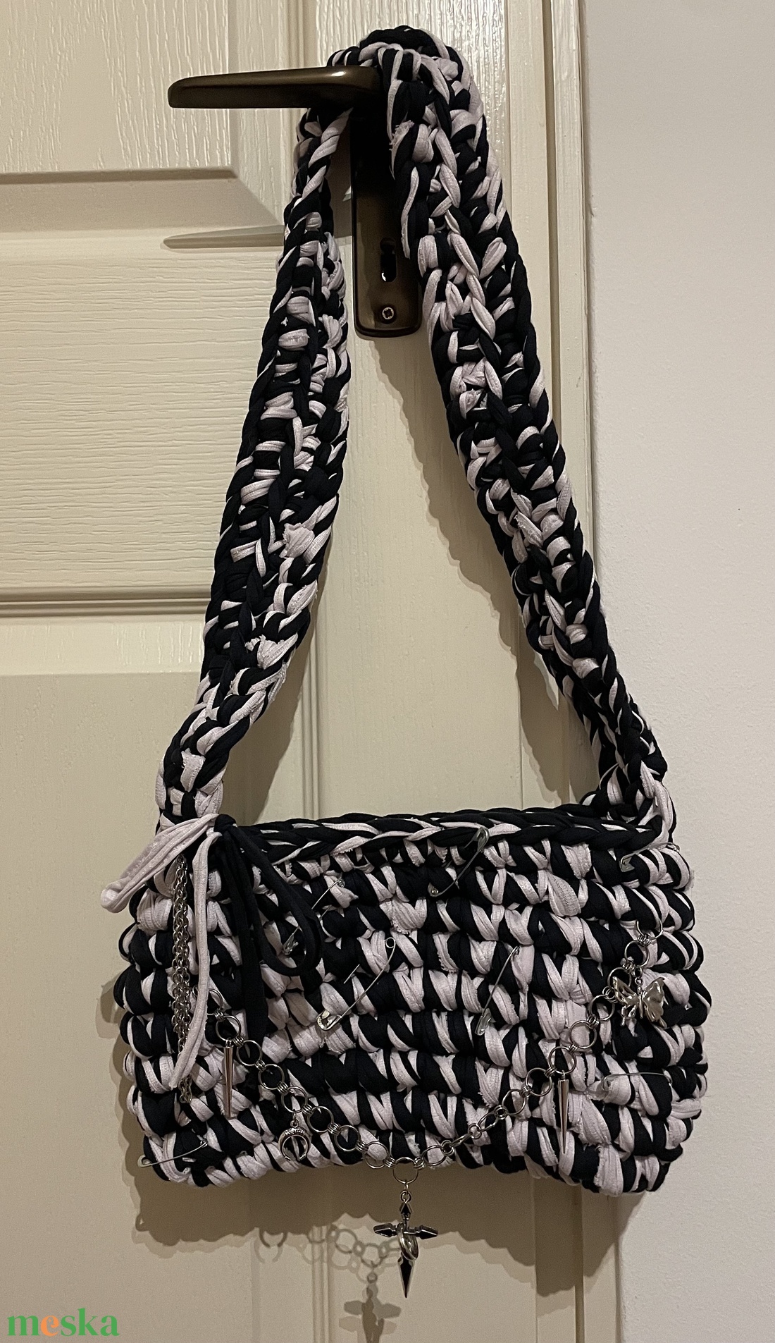 Saját készítésű, egyedi válltáska fekete-fehér pólófonálból.  - táska & tok - kézitáska & válltáska - alkalmi táska - Meska.hu