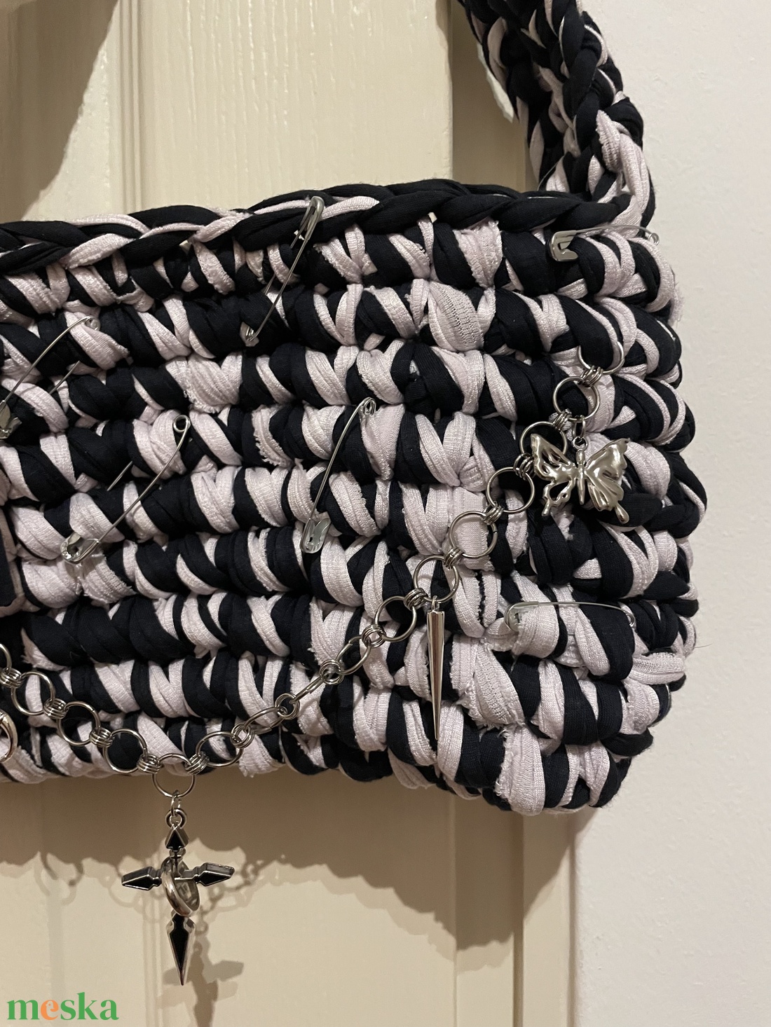 Saját készítésű, egyedi válltáska fekete-fehér pólófonálból.  - táska & tok - kézitáska & válltáska - alkalmi táska - Meska.hu