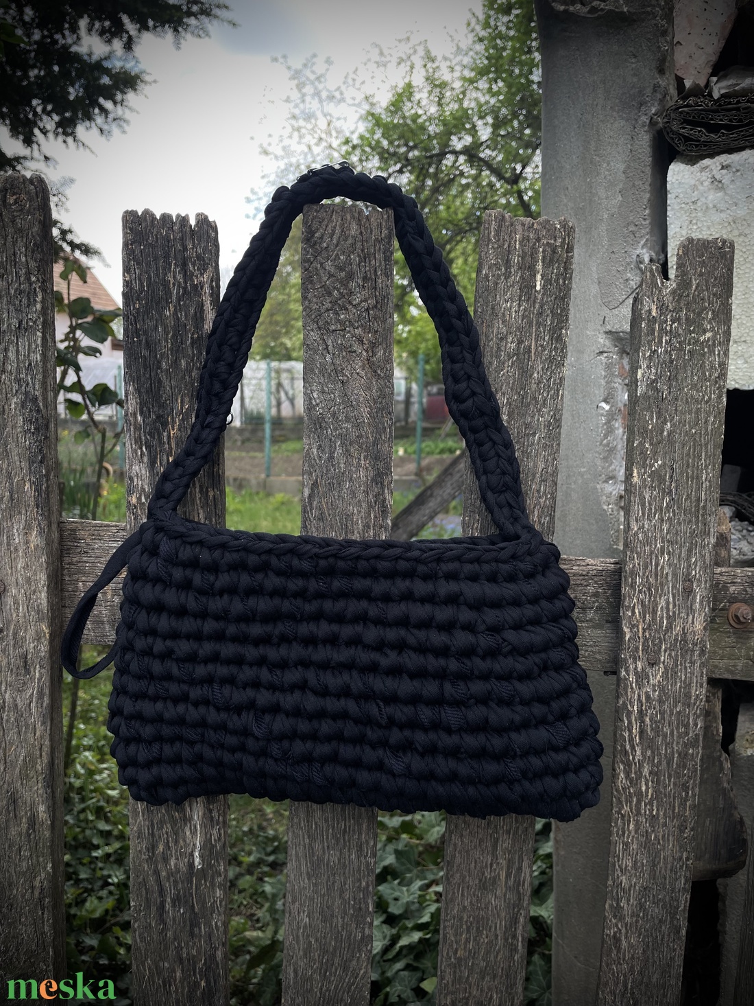 Fekete, kézzel horgolt táska rozsdamentes acél díszítéssel - táska & tok - kézitáska & válltáska - alkalmi táska - Meska.hu