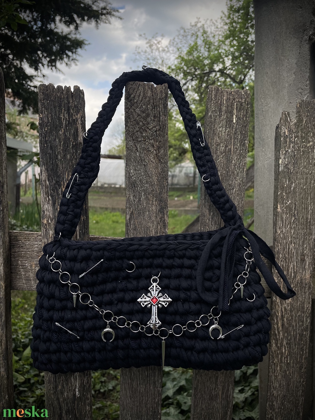 Fekete, kézzel horgolt táska rozsdamentes acél díszítéssel - táska & tok - kézitáska & válltáska - alkalmi táska - Meska.hu