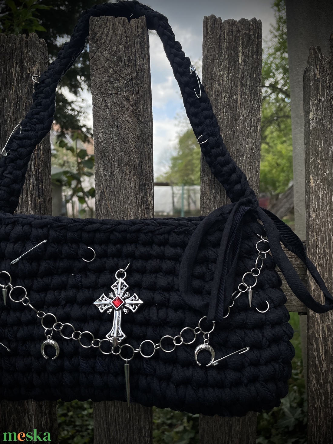 Fekete, kézzel horgolt táska rozsdamentes acél díszítéssel - táska & tok - kézitáska & válltáska - alkalmi táska - Meska.hu