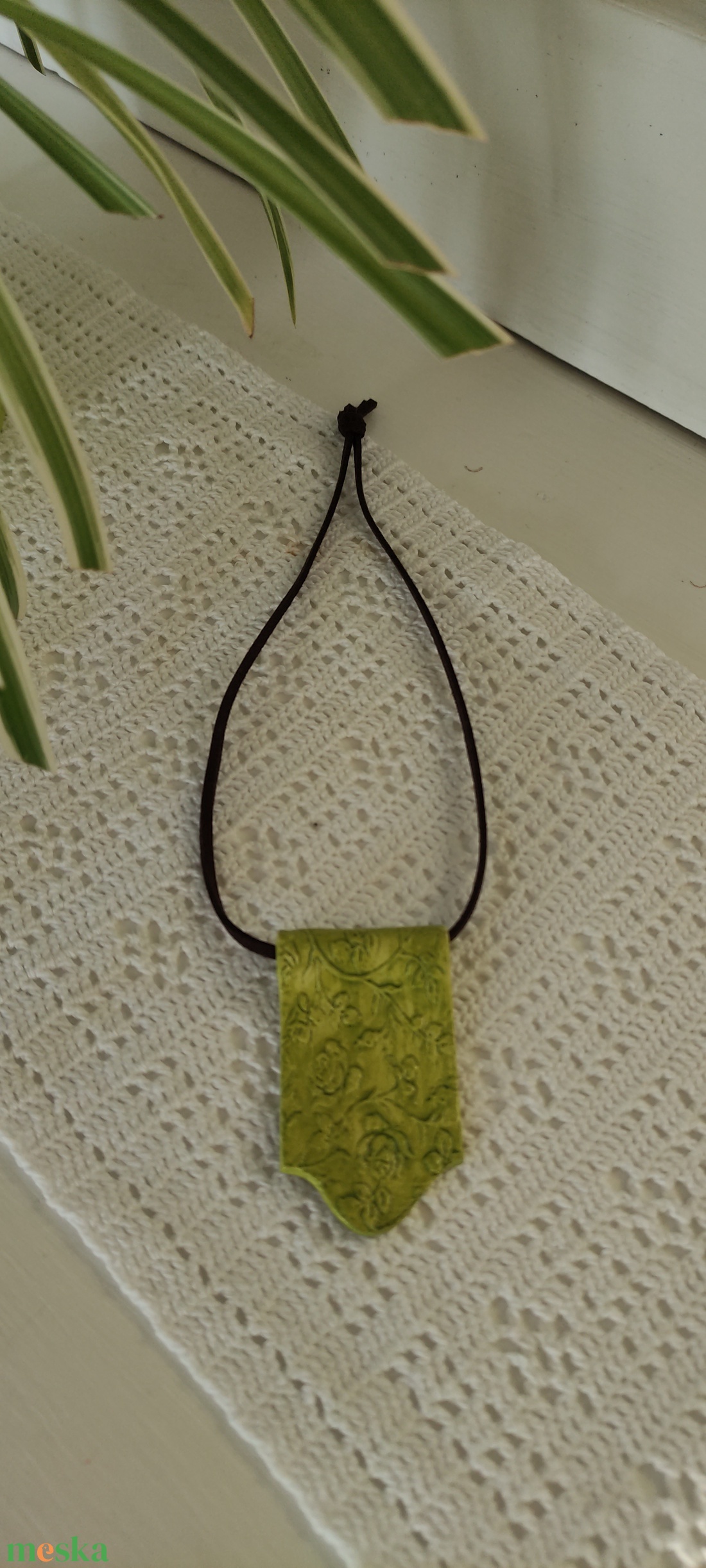 Nyaklánc olivazöld nyomott medállal  - ékszer - nyaklánc - medálos nyaklánc - Meska.hu