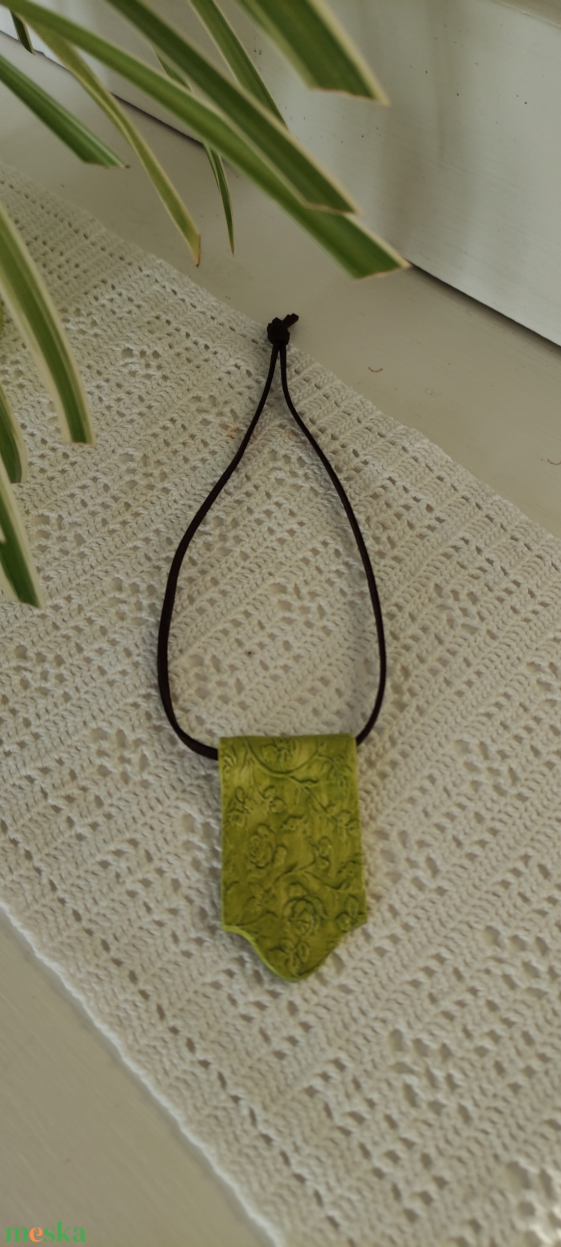 Nyaklánc olivazöld nyomott medállal  - ékszer - nyaklánc - medálos nyaklánc - Meska.hu