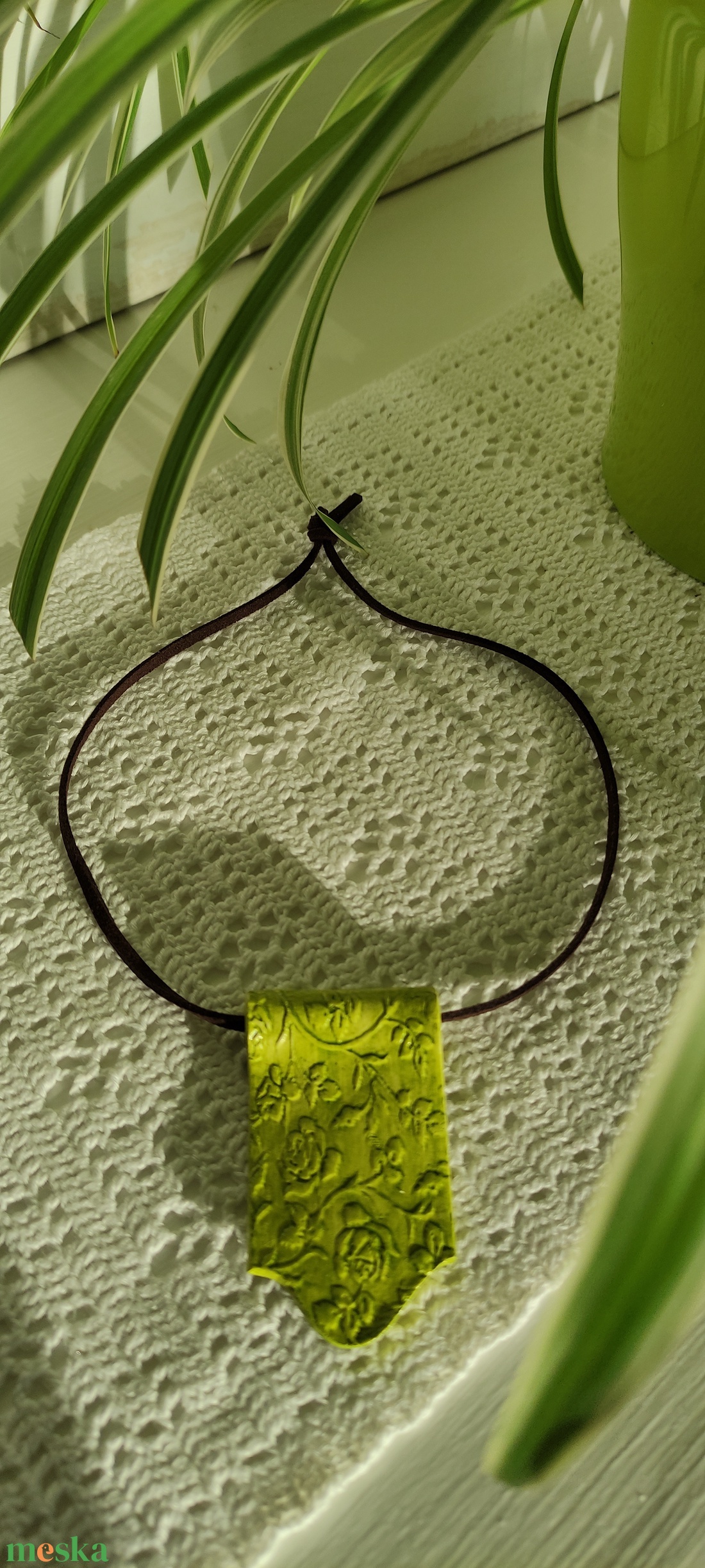 Nyaklánc olivazöld nyomott medállal  - ékszer - nyaklánc - medálos nyaklánc - Meska.hu