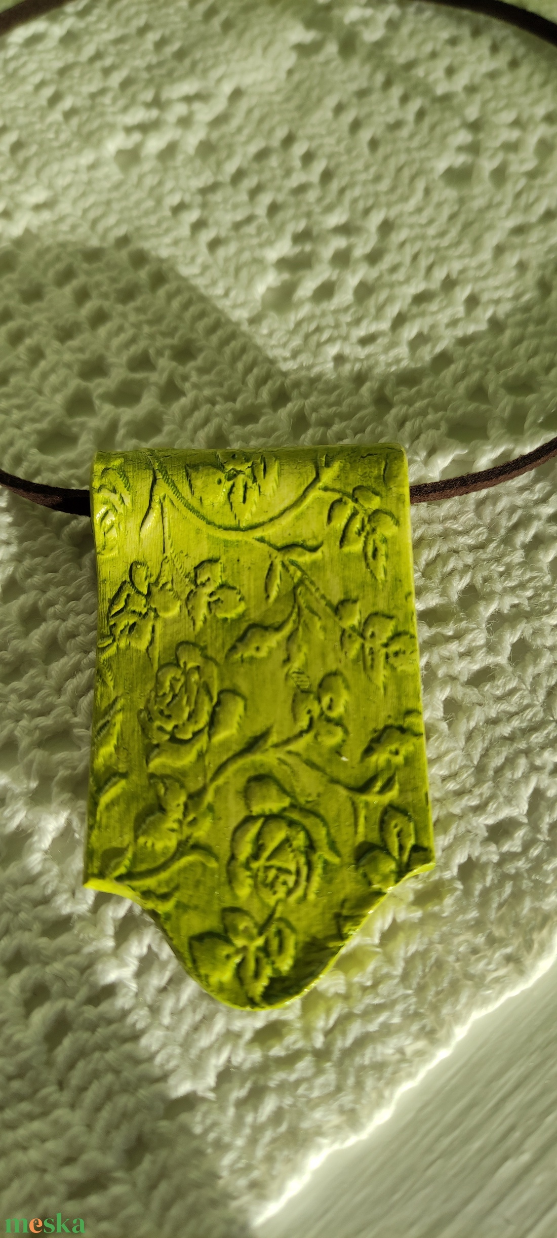 Nyaklánc olivazöld nyomott medállal  - ékszer - nyaklánc - medálos nyaklánc - Meska.hu